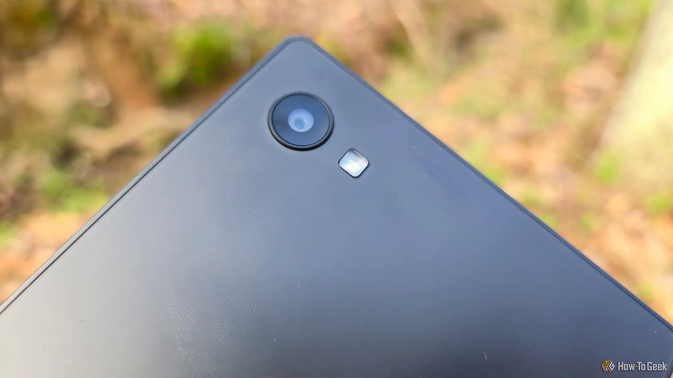 Thiết kế camera sau 16MP của Minimal Phone với đèn flash.