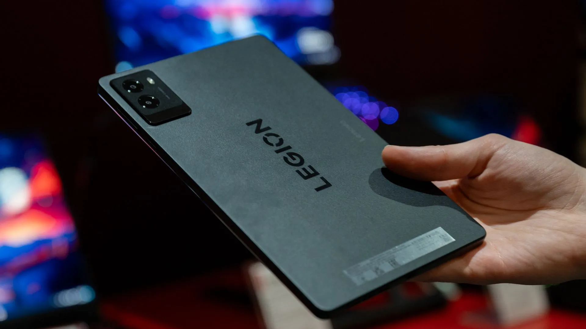 Thực tế trải nghiệm và thiết kế mặt lưng của tablet gaming Lenovo Legion Tab
