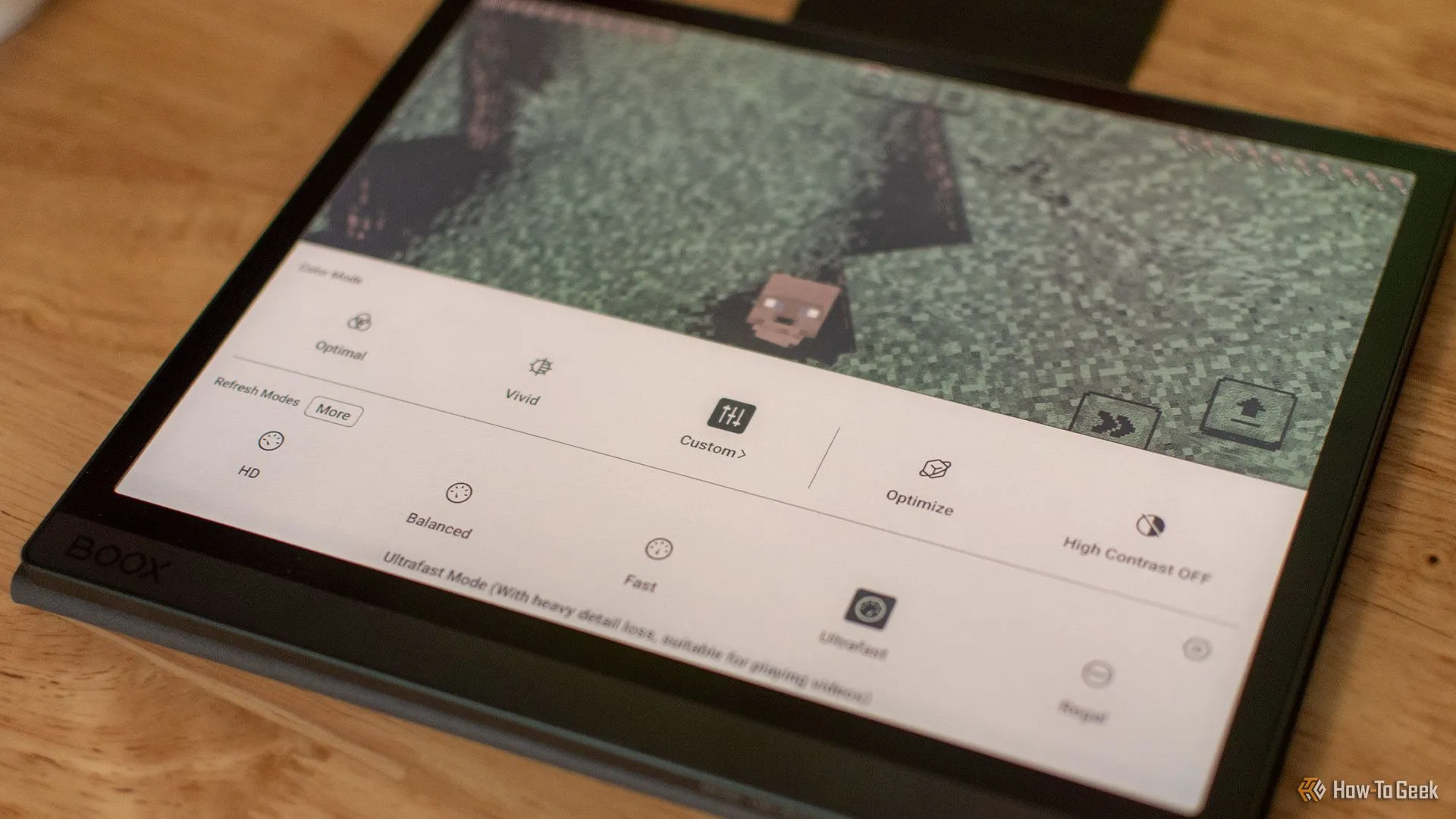 Trải nghiệm game Minecraft trên màn hình E Ink của BOOX Tab Ultra C, thể hiện hiện tượng bóng mờ (ghosting).