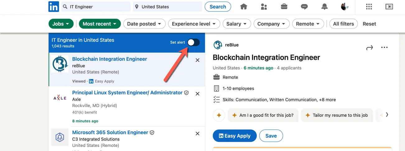 Trang kết quả tìm kiếm việc làm trên LinkedIn với mũi tên chỉ vào nút &quot;Thiết lập cảnh báo&quot; để nhận thông báo việc làm mới