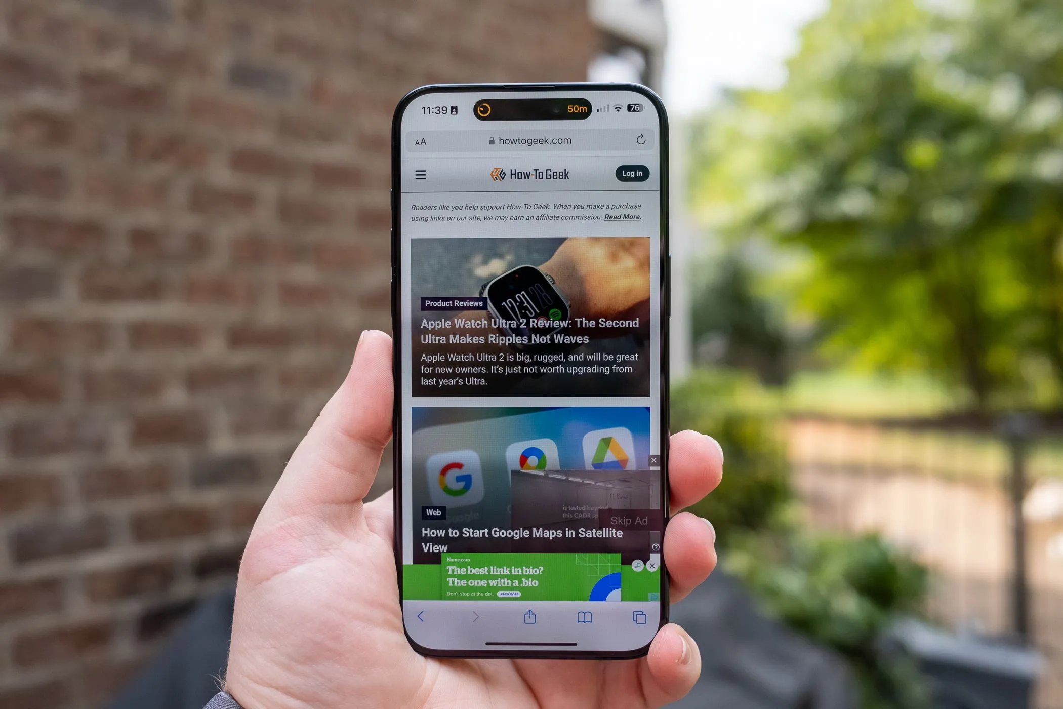 Trang web thuthuatpc.net hiển thị trên màn hình iPhone 15 Pro Max với màn hình OLED lớn