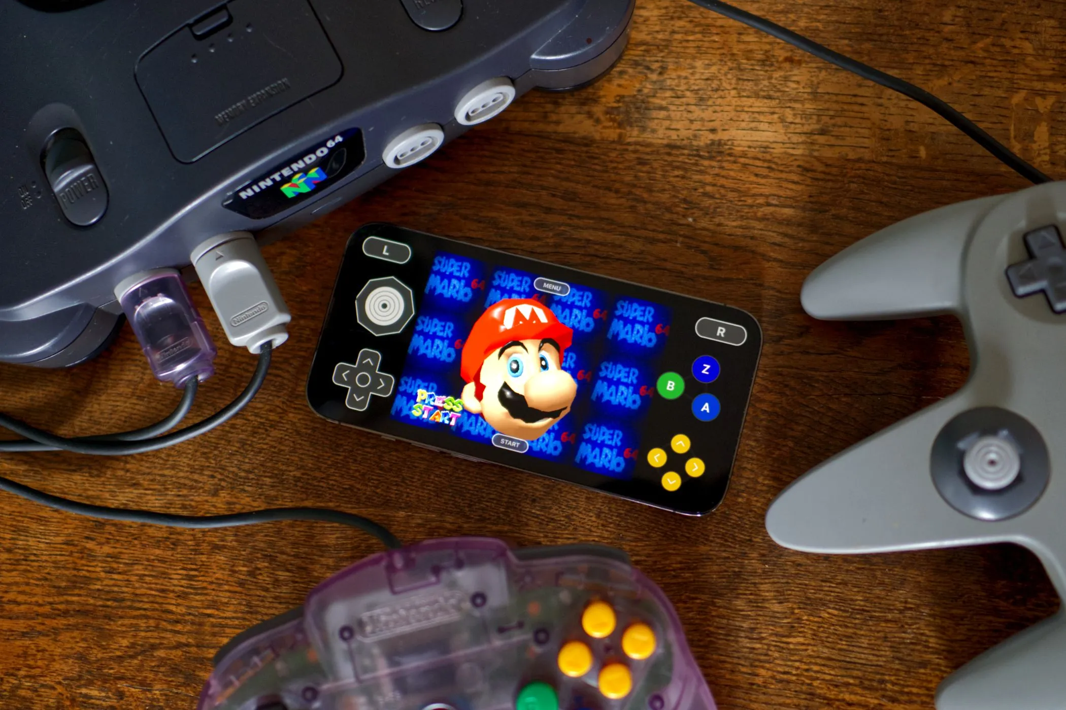 Trò chơi Super Mario 64 của Nintendo 64 chạy trên iPhone thông qua ứng dụng giả lập Delta, minh họa sự nới lỏng chính sách App Store nhờ cạnh tranh.