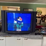 TV CRT Sony khổng lồ, biểu tượng của dòng TV đời cũ, được vệ sinh cẩn thận, gợi nhớ về thời kỳ đơn giản của truyền hình.