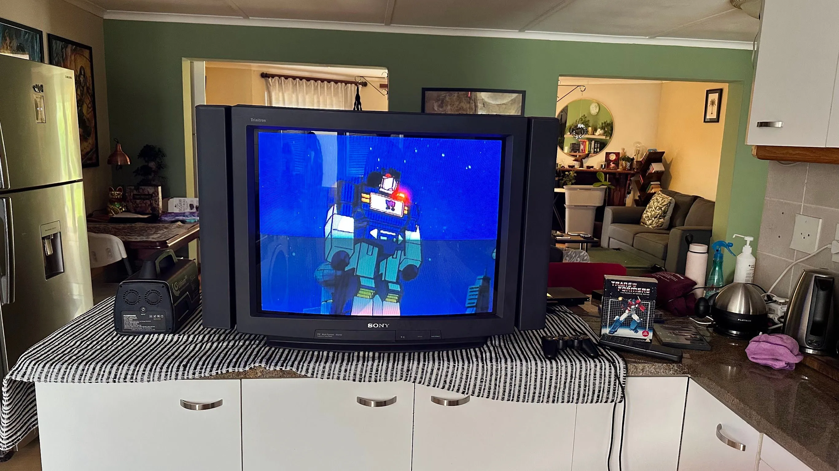 TV CRT Sony khổng lồ, biểu tượng của dòng TV đời cũ, được vệ sinh cẩn thận, gợi nhớ về thời kỳ đơn giản của truyền hình.