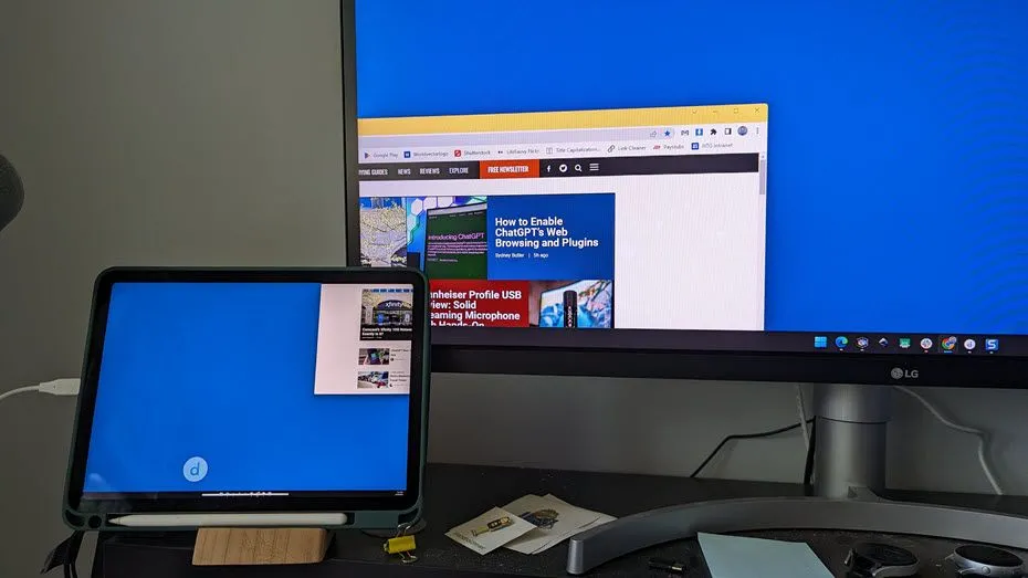 Ứng dụng Duet Display mở rộng màn hình làm việc từ máy tính sang máy tính bảng, tạo không gian hiển thị kép