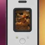 Ứng dụng NOMO Cam hiển thị ảnh một chú chó trên iPhone với nền màu sắc tươi sáng, mô phỏng máy ảnh Polaroid