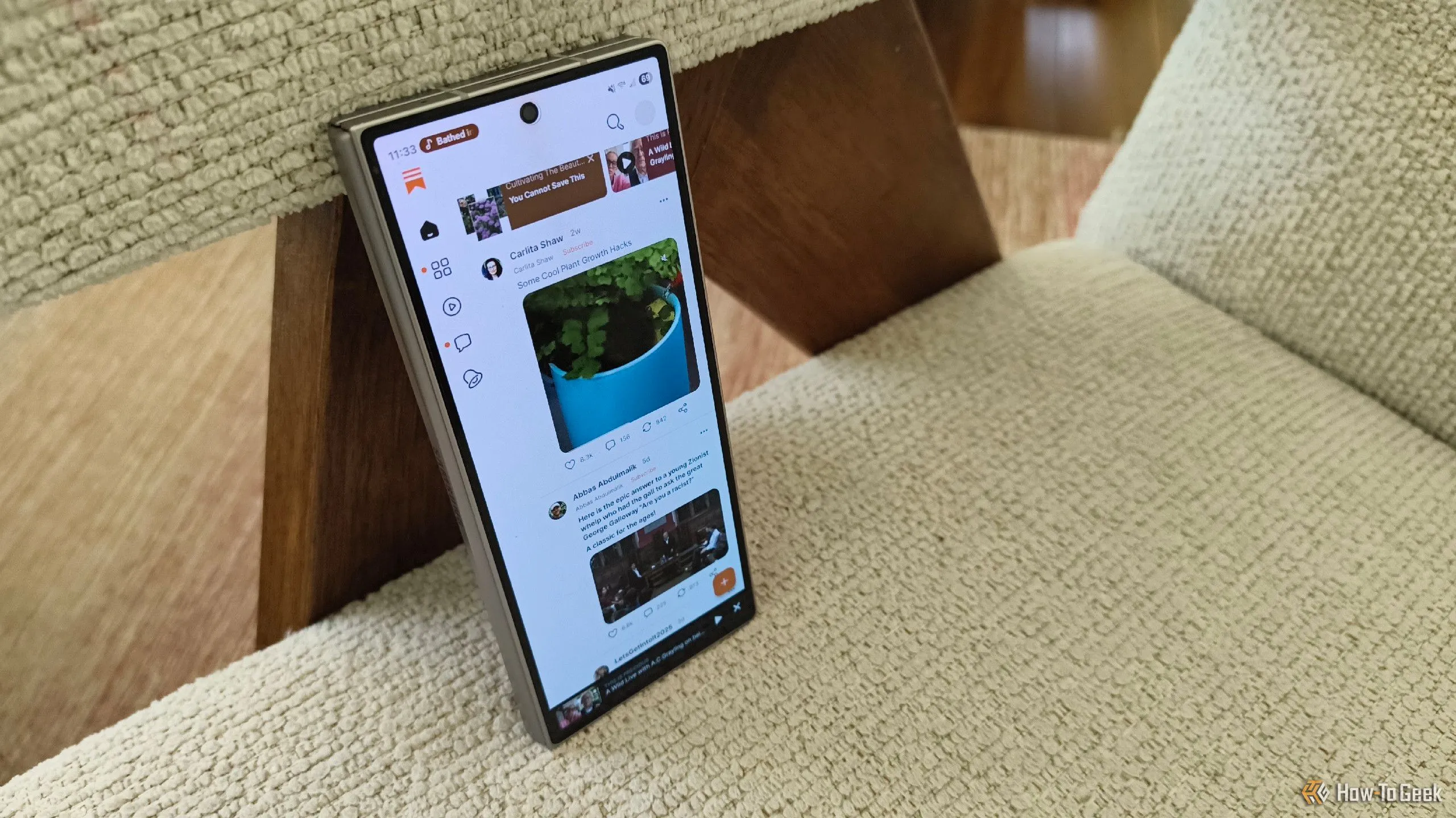 Ứng dụng Substack trên Samsung Galaxy Z Fold 6, minh họa cho sự thay đổi từ đọc nội dung sang trải nghiệm mạng xã hội.