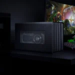 Vỏ bọc eGPU Razer Core X trên bàn làm việc, minh họa thiết kế một giải pháp eGPU enclosure.