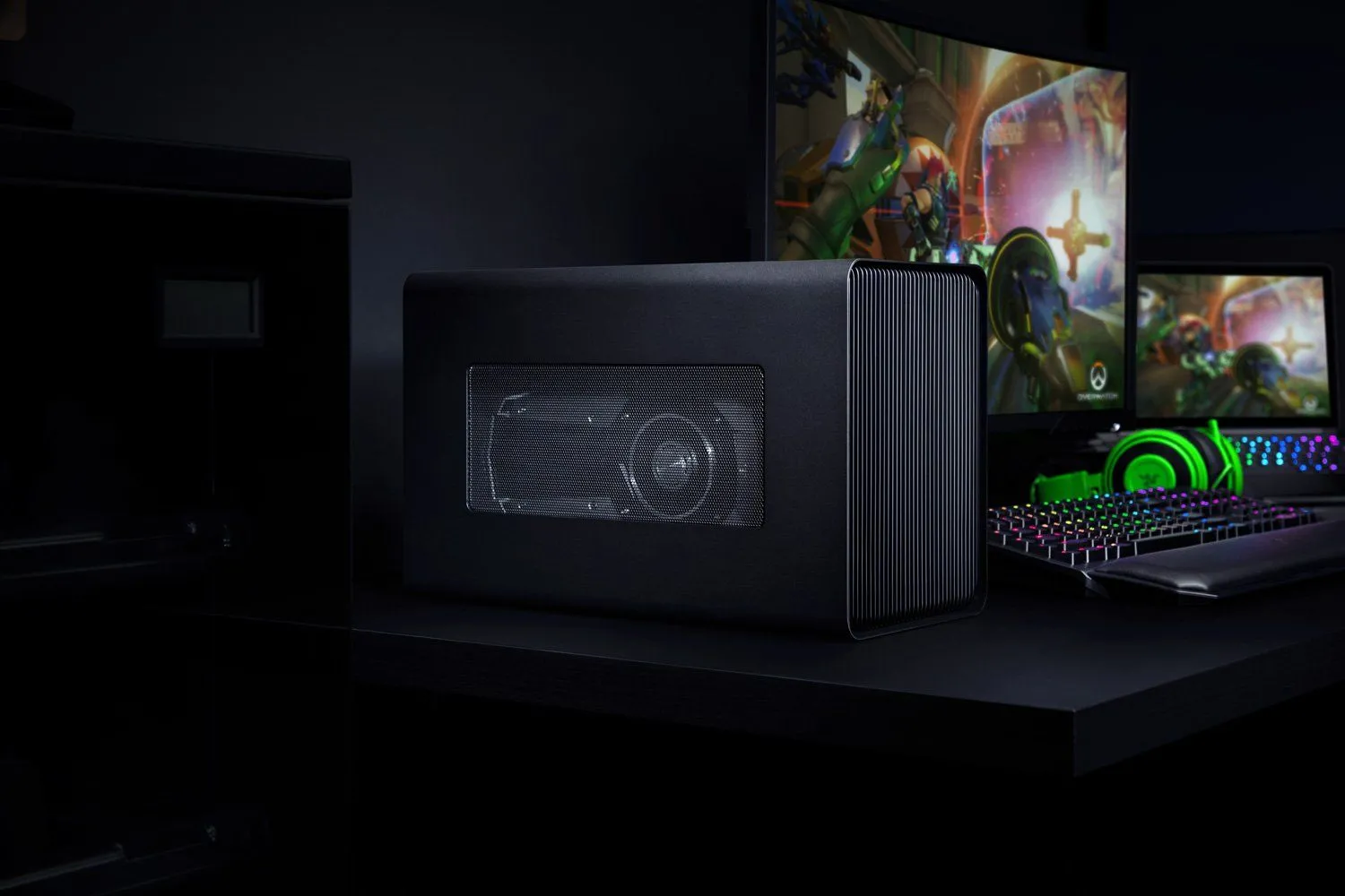 Vỏ bọc eGPU Razer Core X trên bàn làm việc, minh họa thiết kế một giải pháp eGPU enclosure.