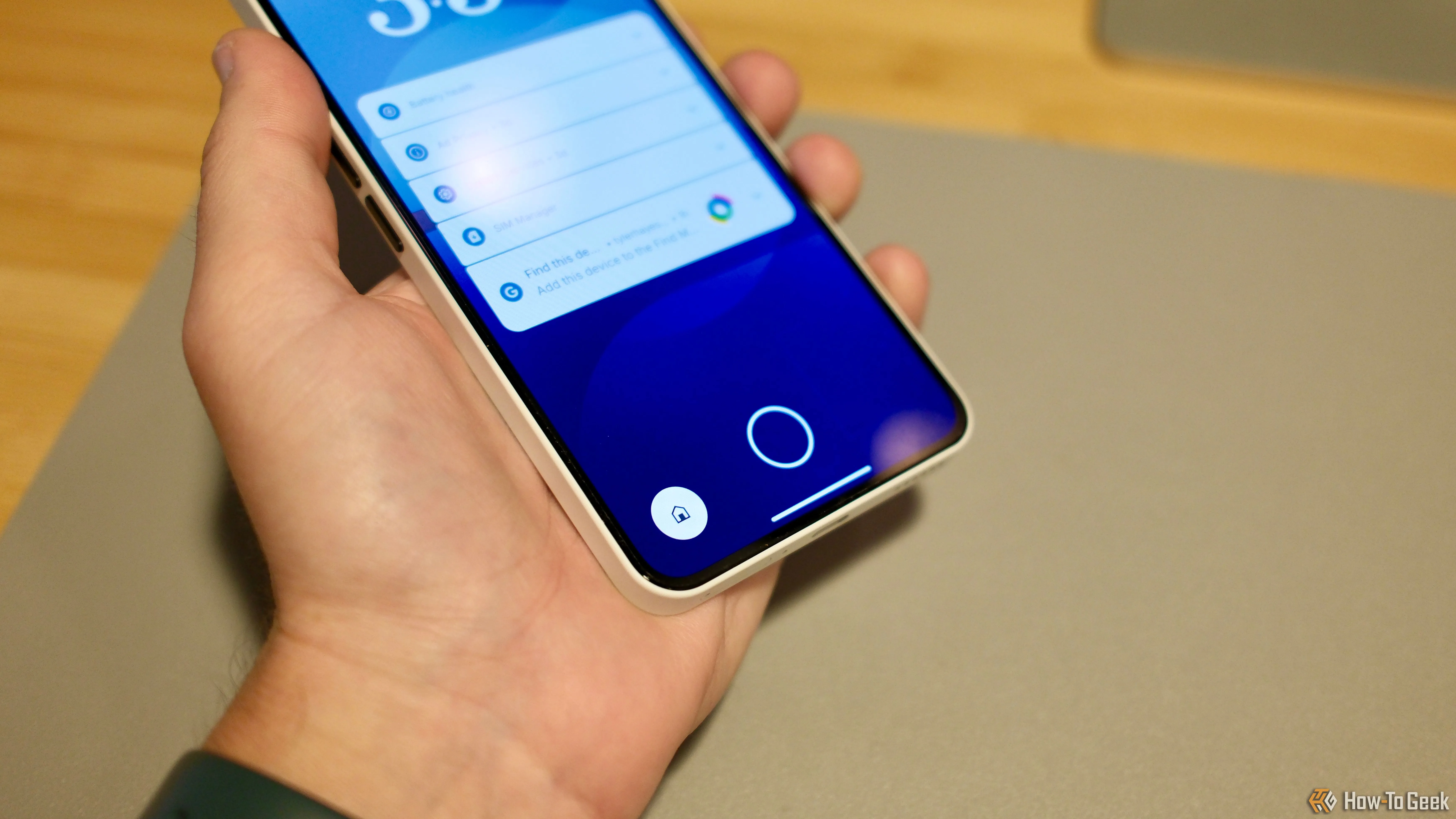 Vòng cảm biến vân tay dưới màn hình của Nothing Phone (3a) nổi bật trên mặt lưng