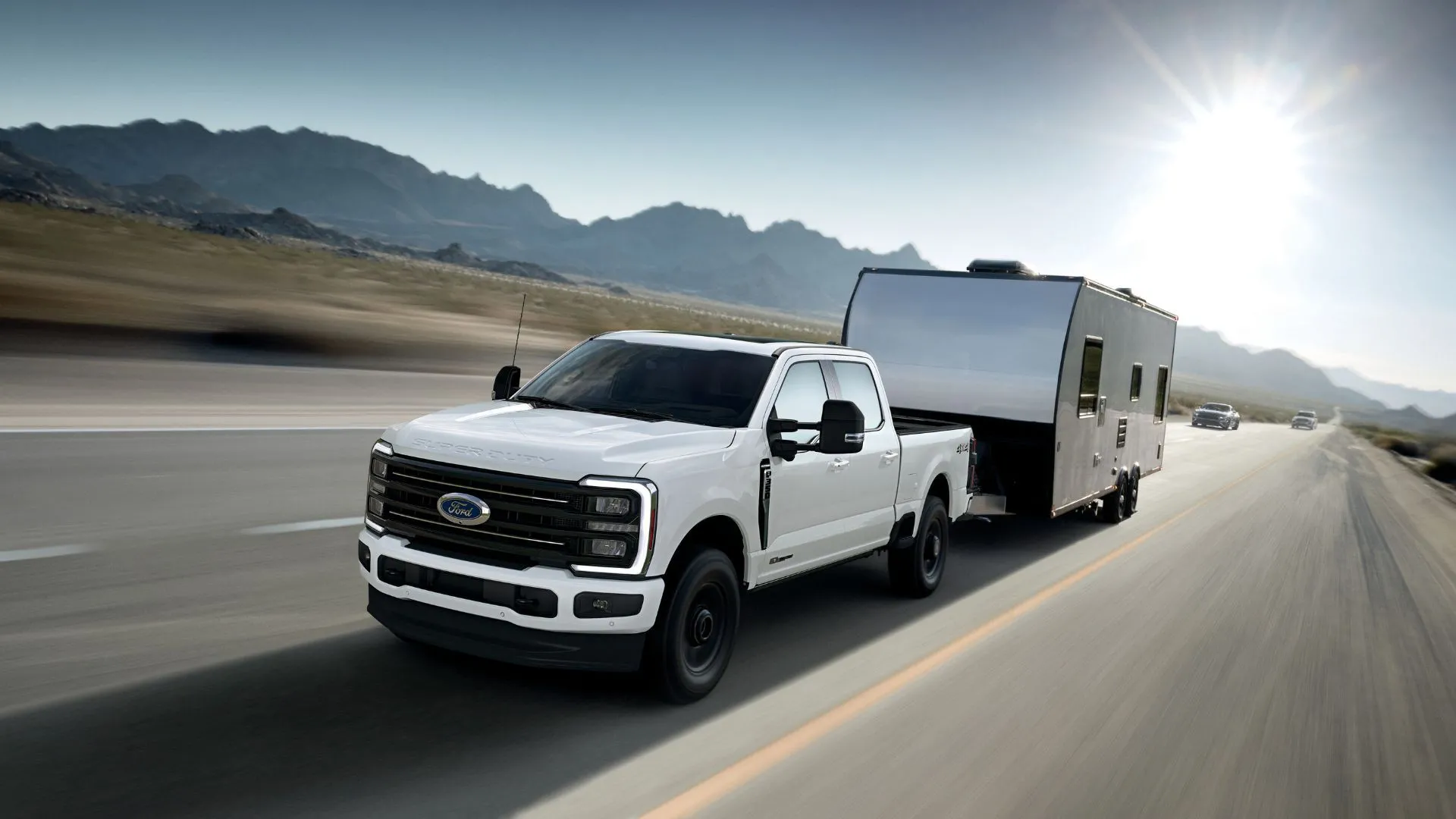 Xe bán tải Ford F-350 Super Duty Platinum màu trắng 2025 đang kéo rơ moóc, đại diện dòng xe Super Duty triệu hồi lỗi phanh.