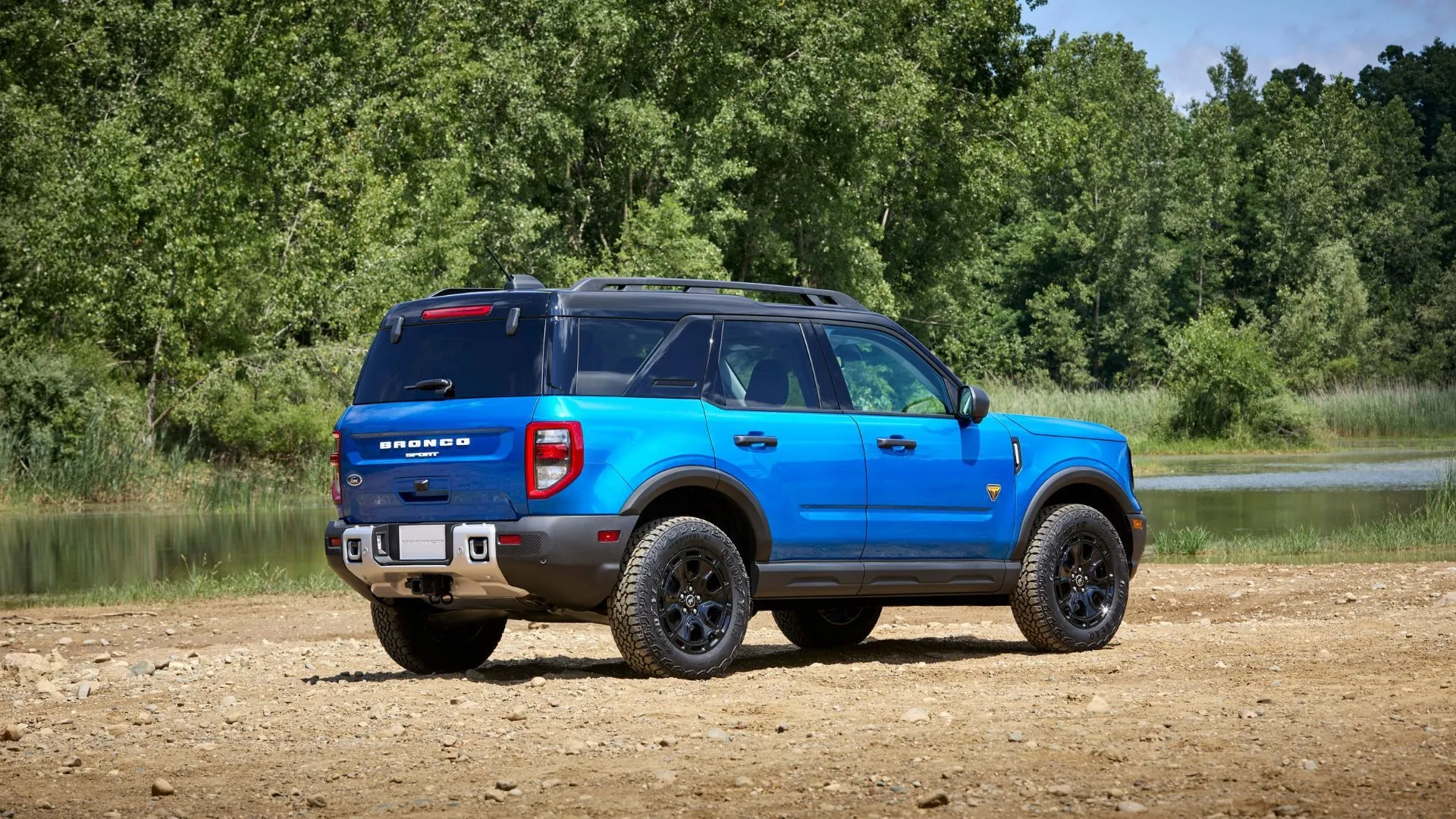 Xe Ford Bronco Sport 2025 màu xanh đậu trên nền sỏi, hình ảnh mẫu xe Bronco 4 cửa bị triệu hồi lỗi khóa trẻ em.