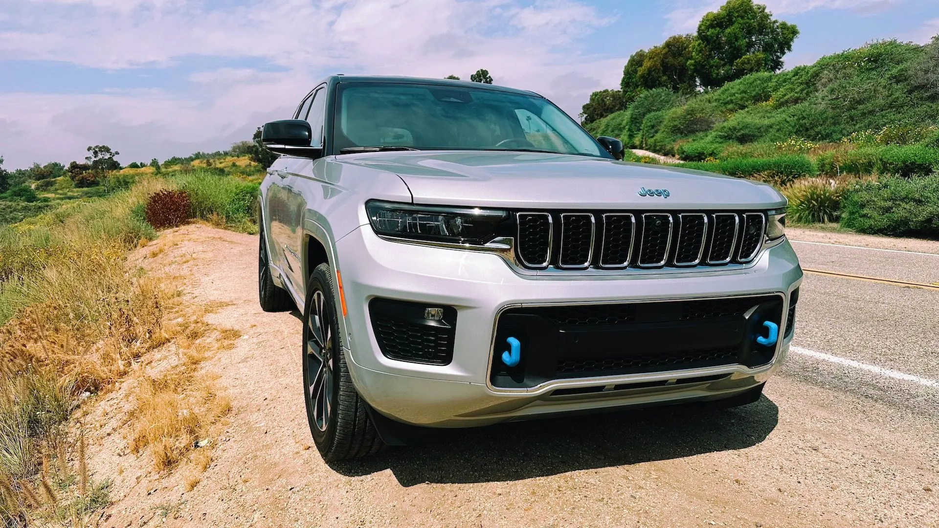 Xe Jeep đang di chuyển trên đường cao tốc với công nghệ hỗ trợ lái bán tự động, thể hiện sự phát triển của xe tự hành