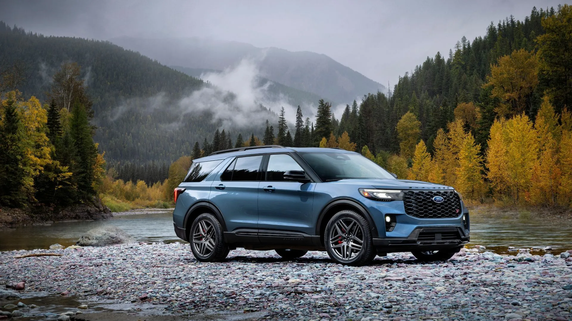 Xe SUV Ford Explorer ST 2025 màu xanh đậu trên đá, hình ảnh minh họa cho các mẫu xe Explorer và Aviator bị lỗi ghế.