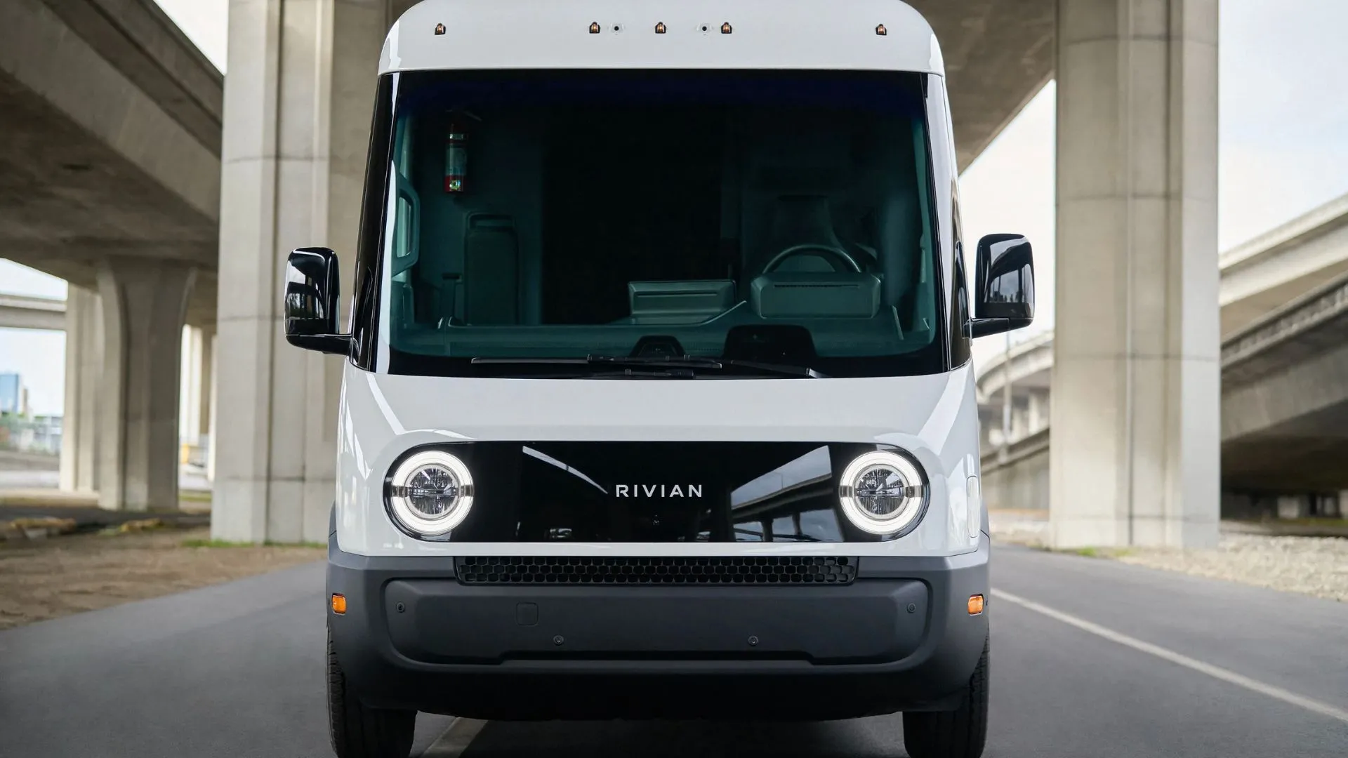 Xe tải điện Rivian màu trắng di chuyển trên đường