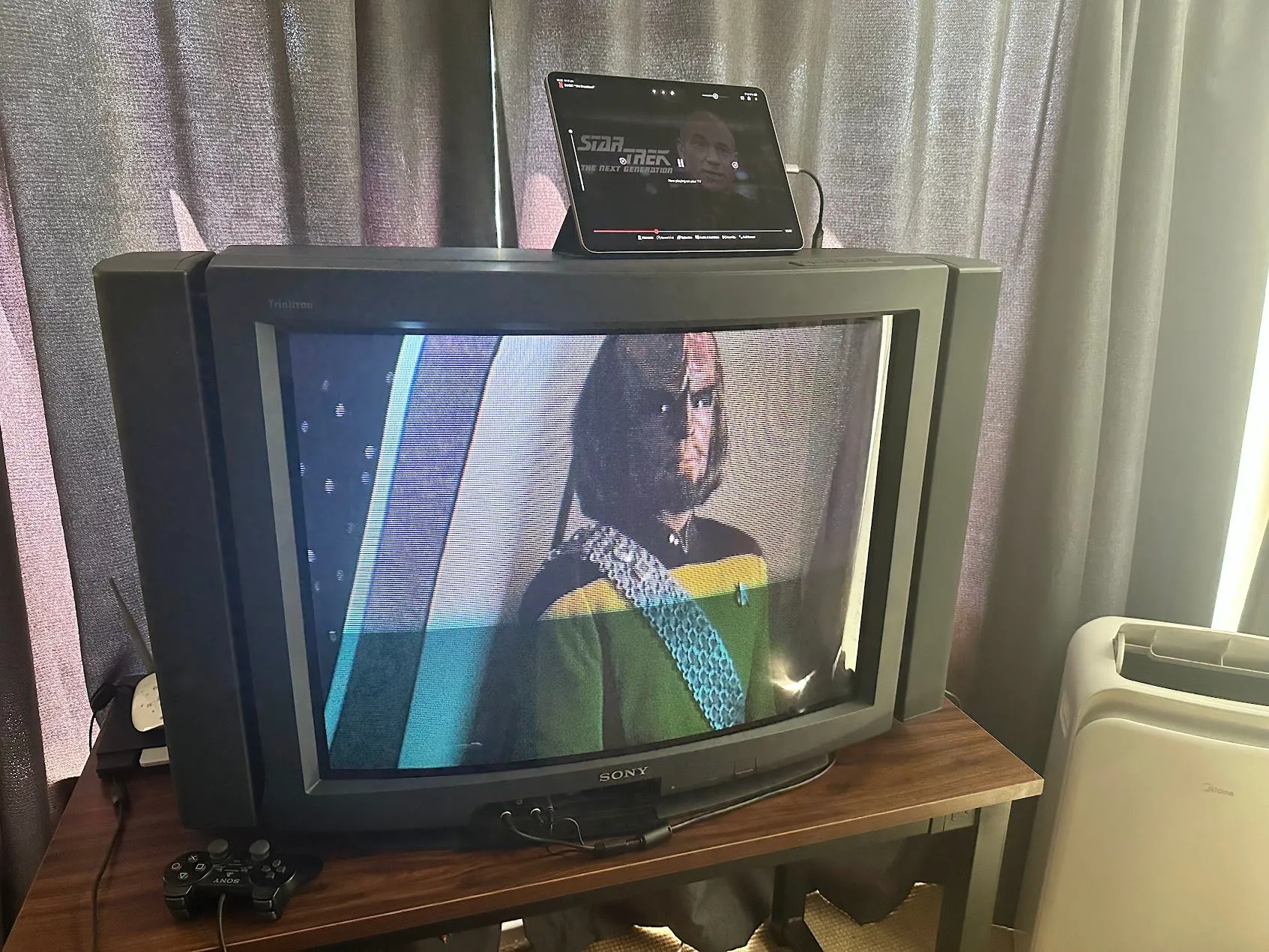 Xem phim Star Trek trên TV CRT cổ điển sử dụng iPad làm nguồn phát.