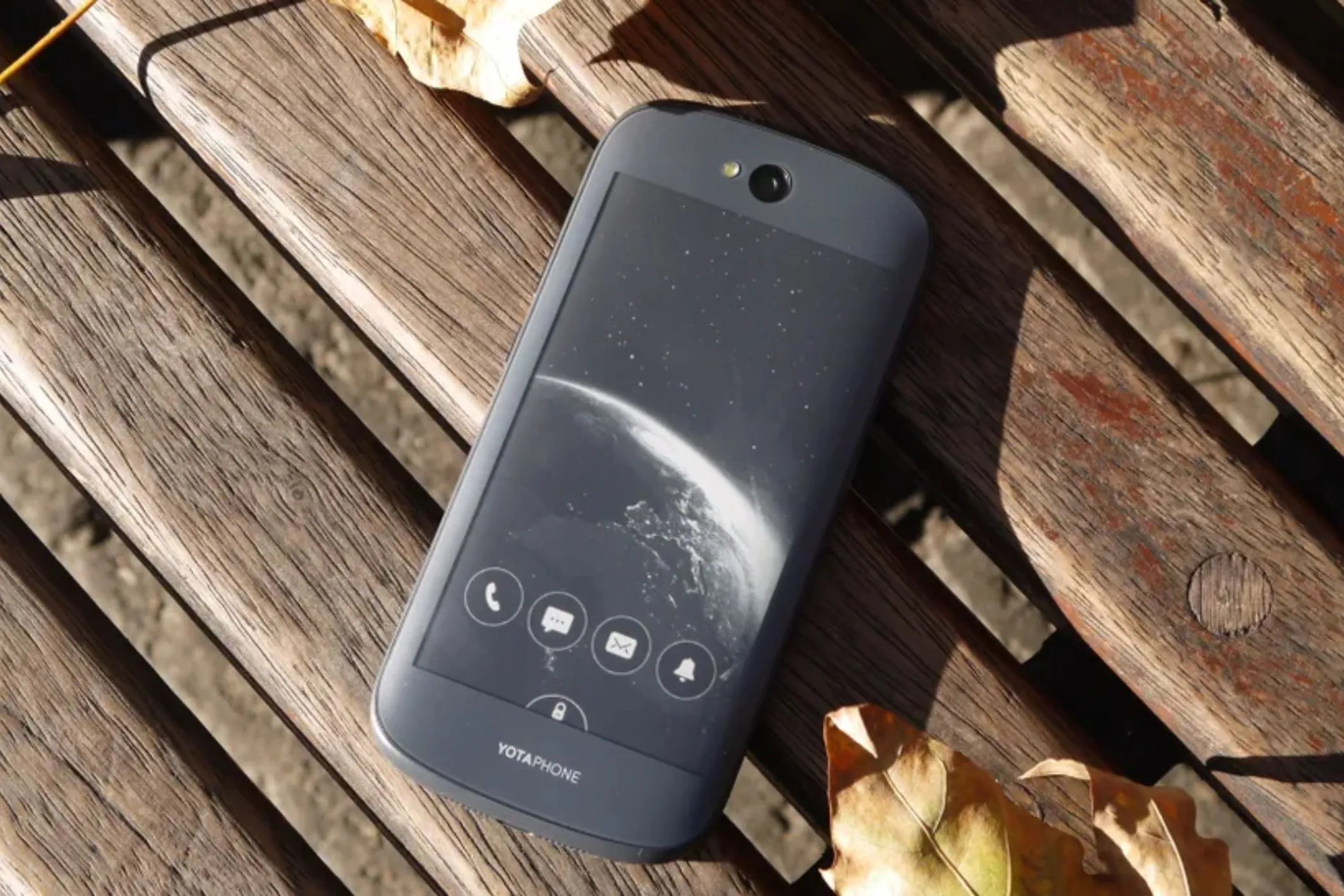 YotaPhone 2 với màn hình E-Ink phía sau, hiển thị thông báo và nội dung